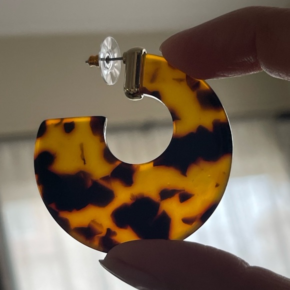 Tortoise shell cellulose acetate gold tone hoop earrings - Picture 5 of 5